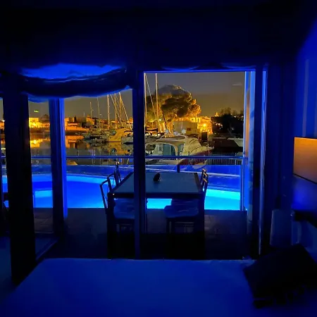 Blau Frente A Canales Y Puestas De Sol De Apartment Roses