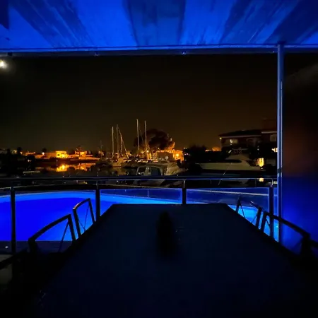 Blau Frente A Canales Y Puestas De Sol De * Roses