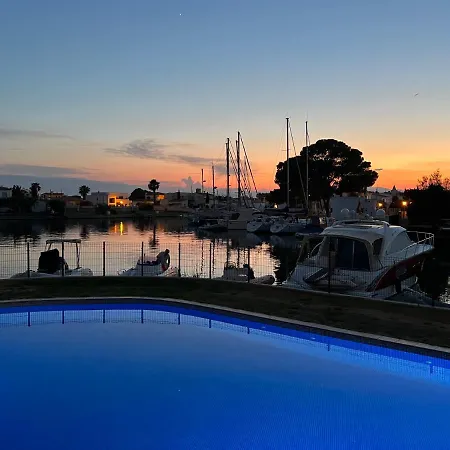 Blau Frente A Canales Y Puestas De Sol De Apartment Roses